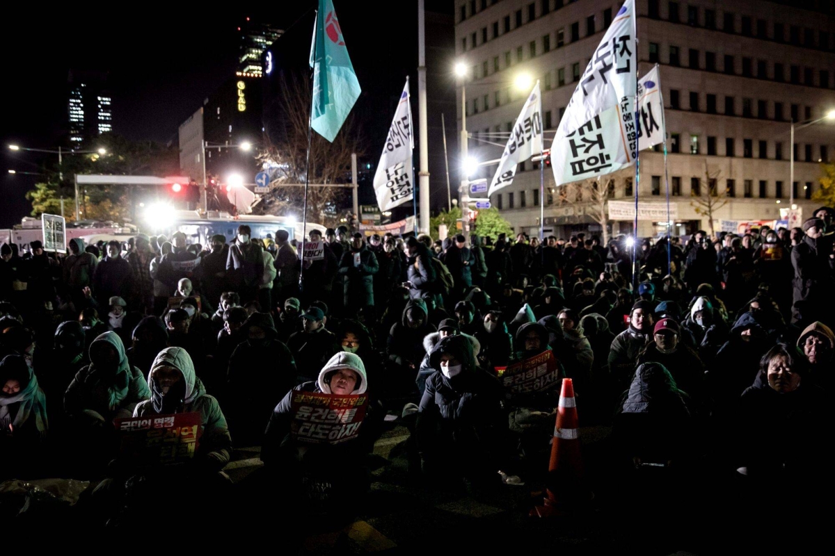 Streets of Seoul respond to short-lived martial law