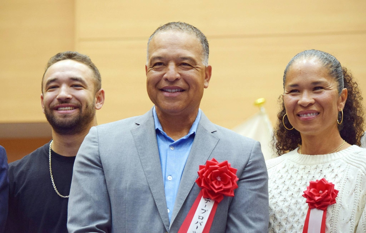 Dodgers skipper Dave Roberts honored by city of Naha