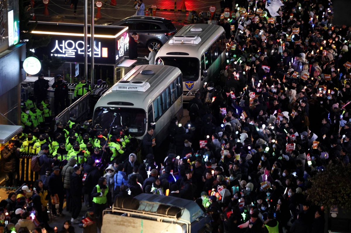 South Korean police blocked from raid on president’s office