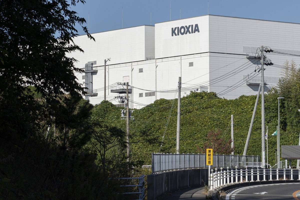 Chipmaker Kioxia faces a tough debut in Tokyo’s busy IPO arena