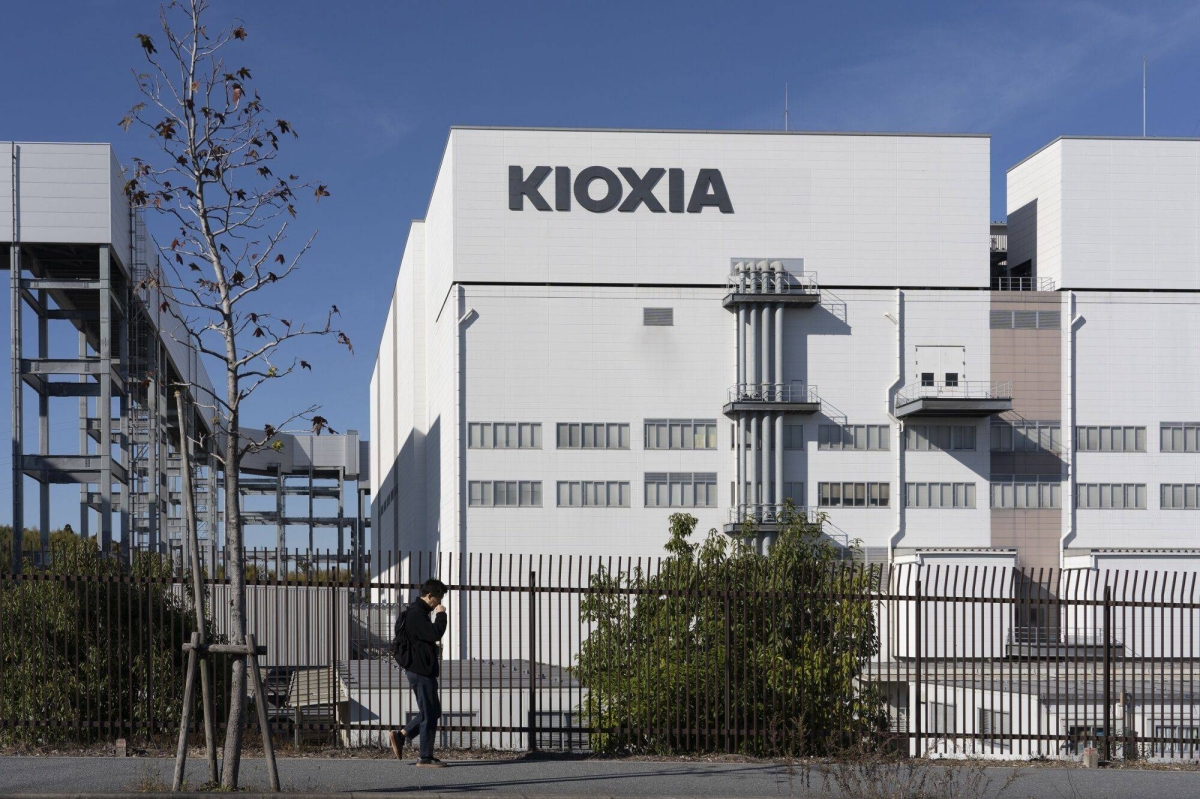 Chipmaker Kioxia advances in Tokyo debut after jumbo IPO