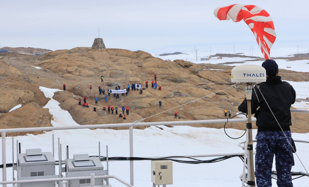 Japanese icebreaker Shirase reaches Showa Station in Antarctica