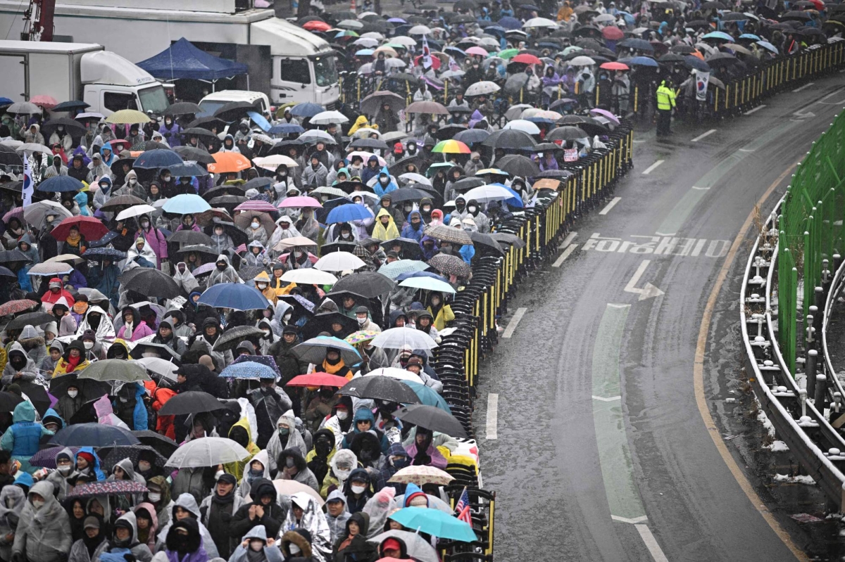 South Koreans protest in snow as Yoon arrest deadline nears