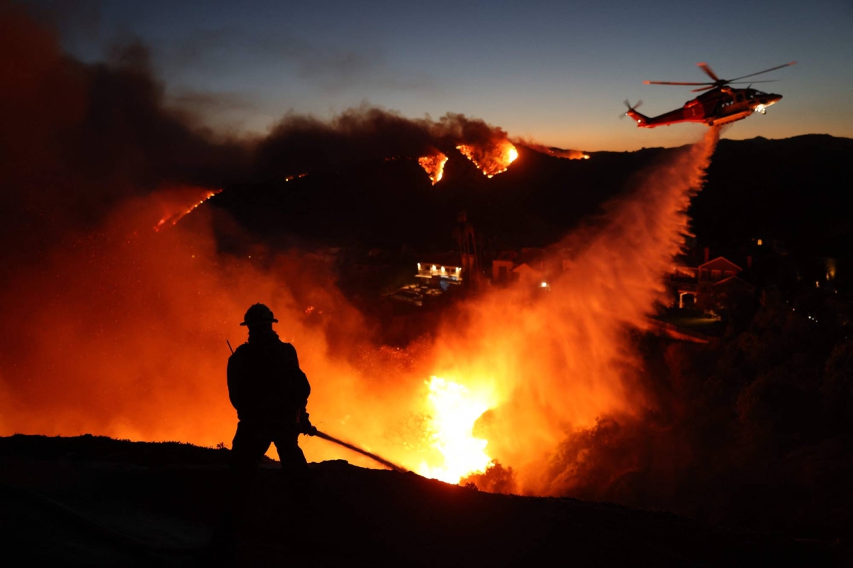 Wildfire triggers panicked evacuations in Los Angeles suburb