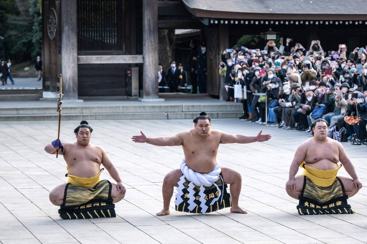 Tokyo crowd welcome sumo’s newest grand champion in ancient ceremony