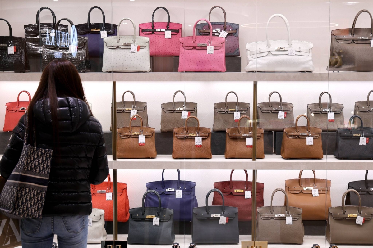 Secondhand shops rush for branded goods in Japan