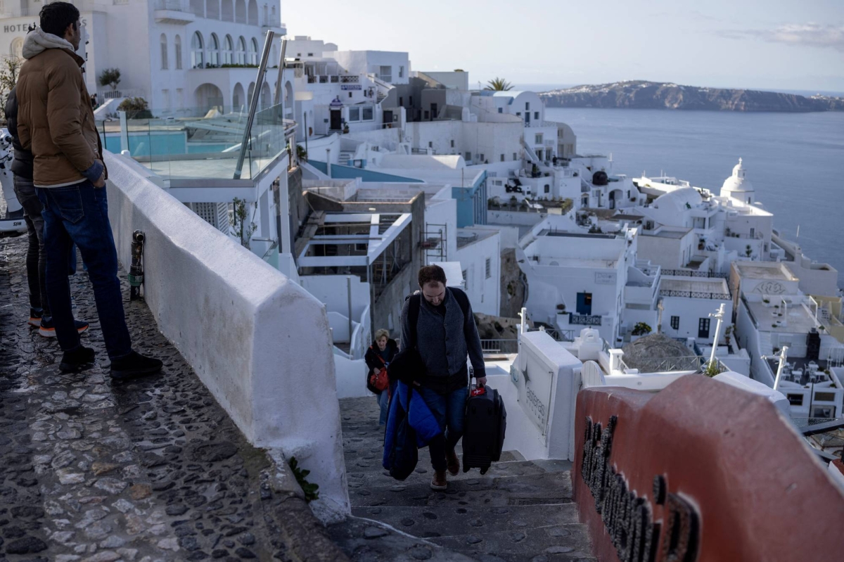 Thousands leave as fresh tremors shake Greece’s Santorini