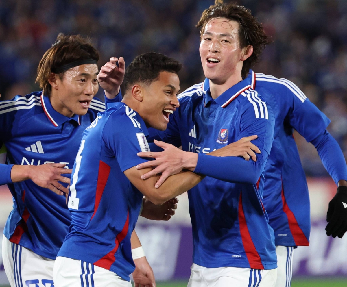 Holland wins first game in charge of Marinos