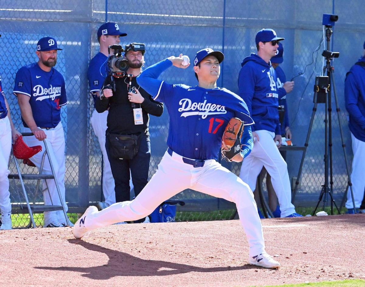 Dodgers star Shohei Ohtani throws first bullpen session of spring