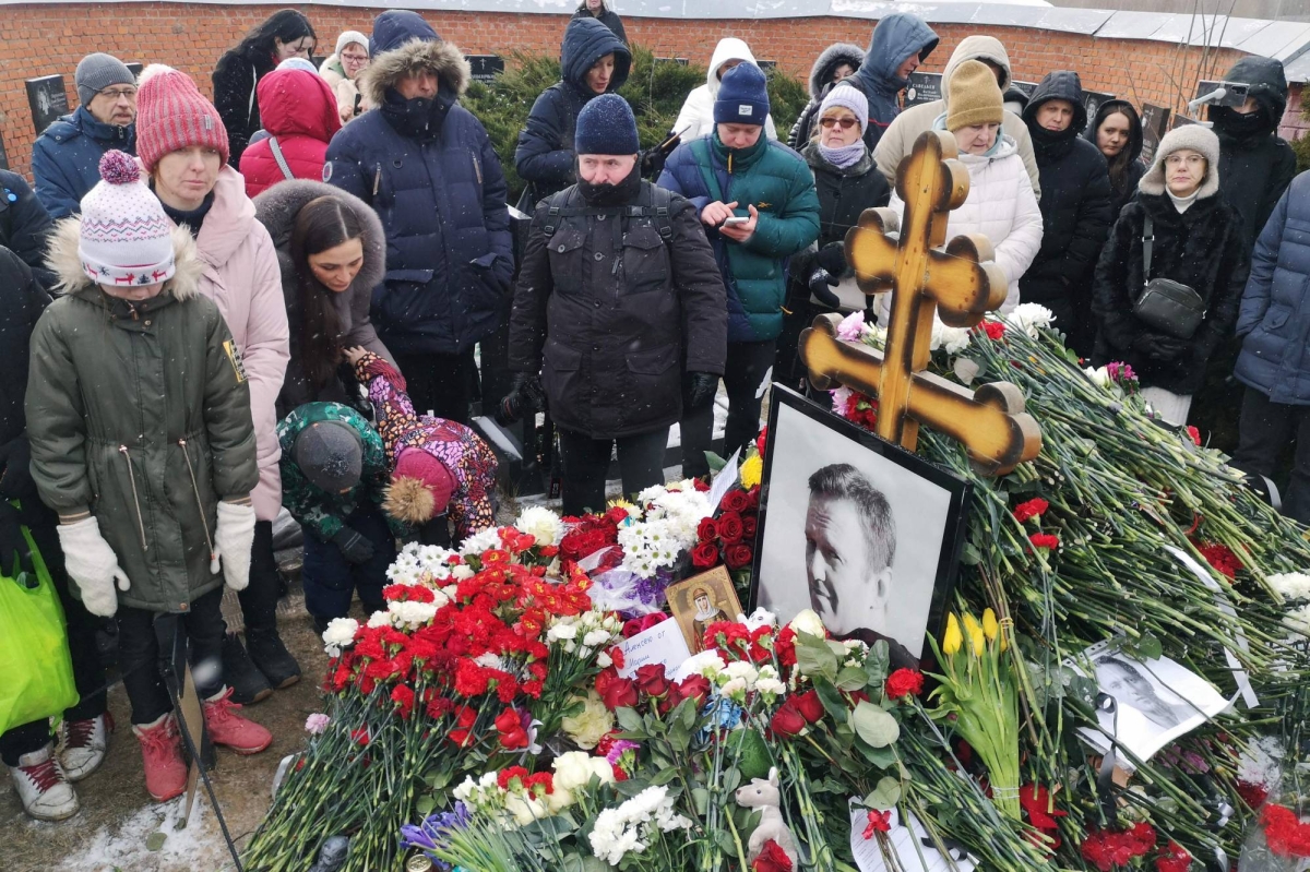 Russians risk reprisals to visit Navalny grave on death anniversary