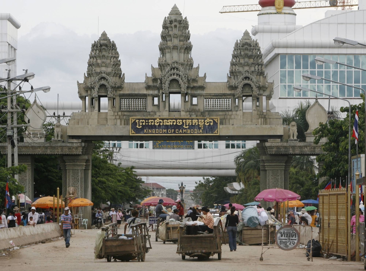 Thai, Cambodian police free 215 foreigners in scam center raid