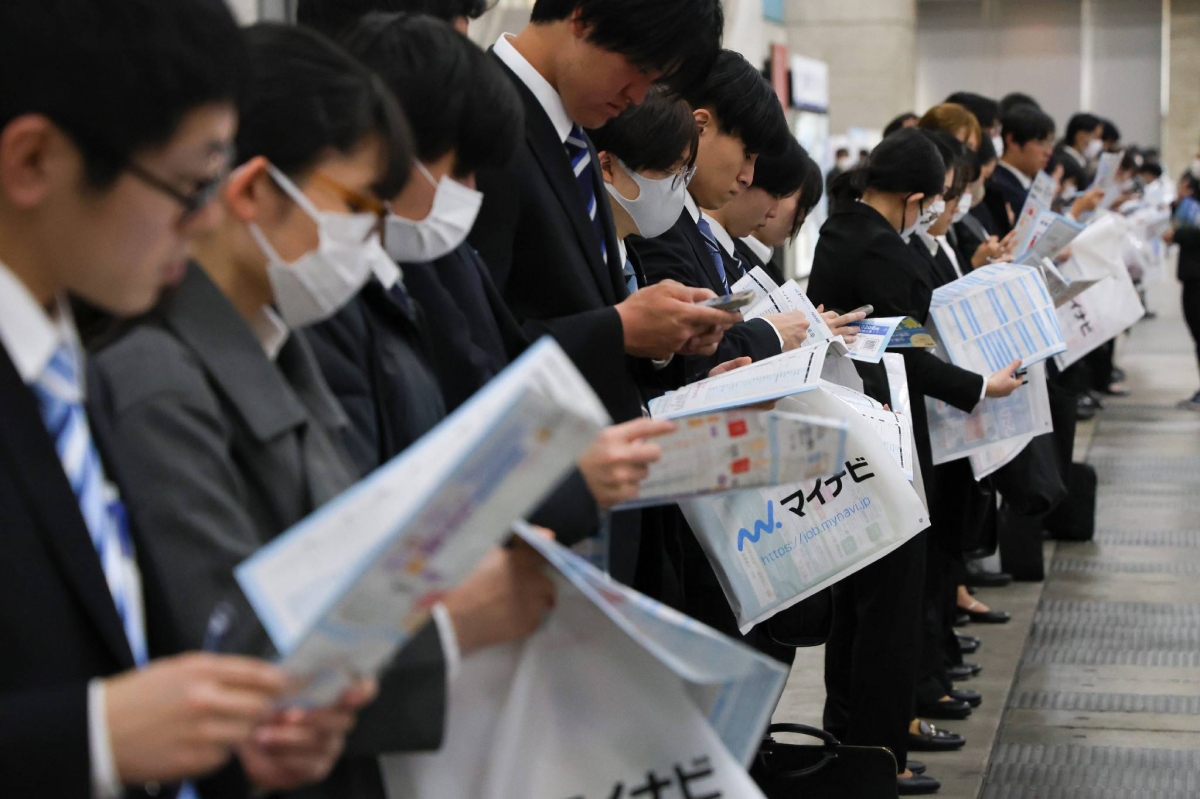 Japanese firms start job fair for 2026 graduates