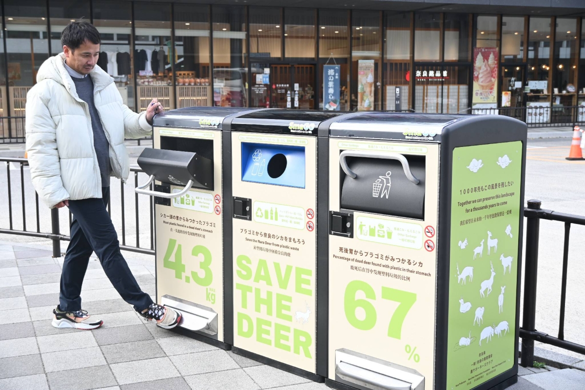 Rise in tourists prompts Nara Park to install trash cans to protect deer