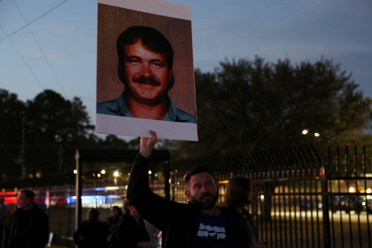 South Carolina carries out first firing squad execution in U.S. in 15 years